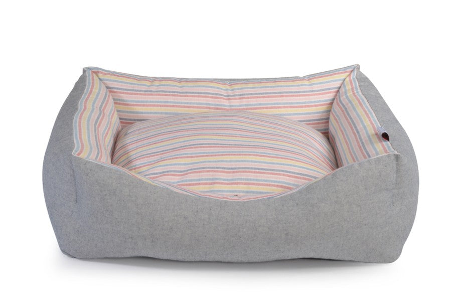 Cuccia Camon Recycled Sweet Stripes 65x50x20 cm per cani e gatti con tessuto riciclato e cuscino double face Cuccia Camon Recycled Sweet Stripes 65x50x20 cm per cani e gatti con tessuto riciclato e cuscino double face